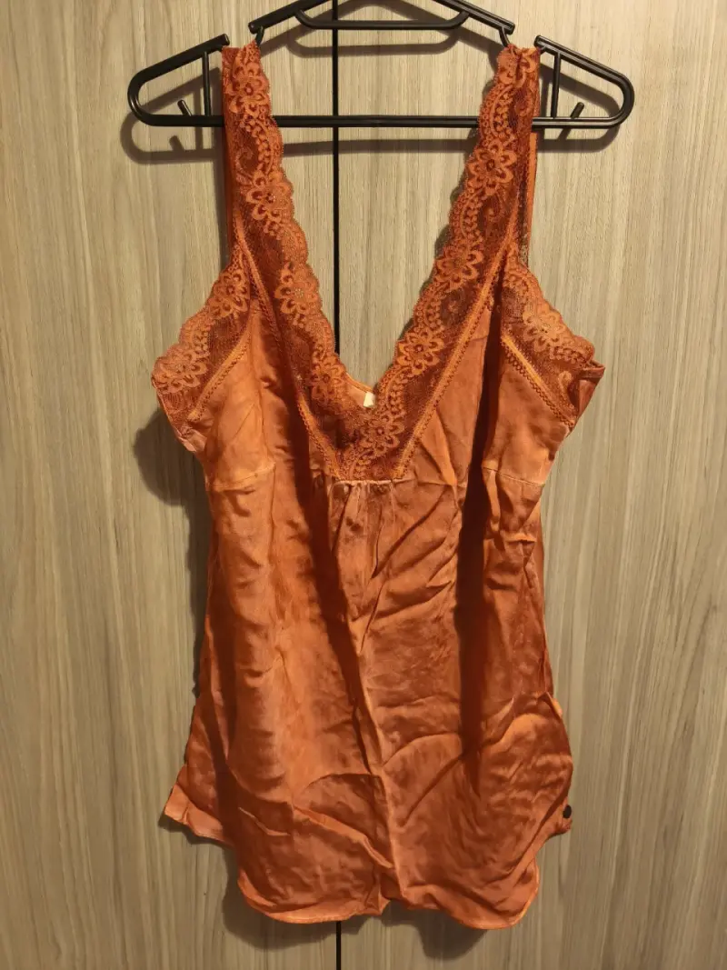 Polera de encaje coral para mujer