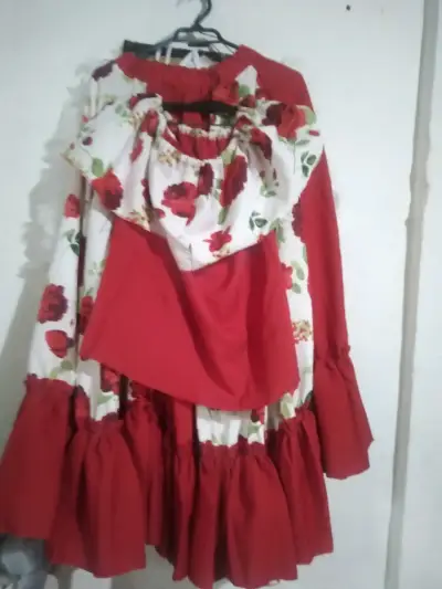 Vestido tradicional rojo con estampado floral - miniatura 1