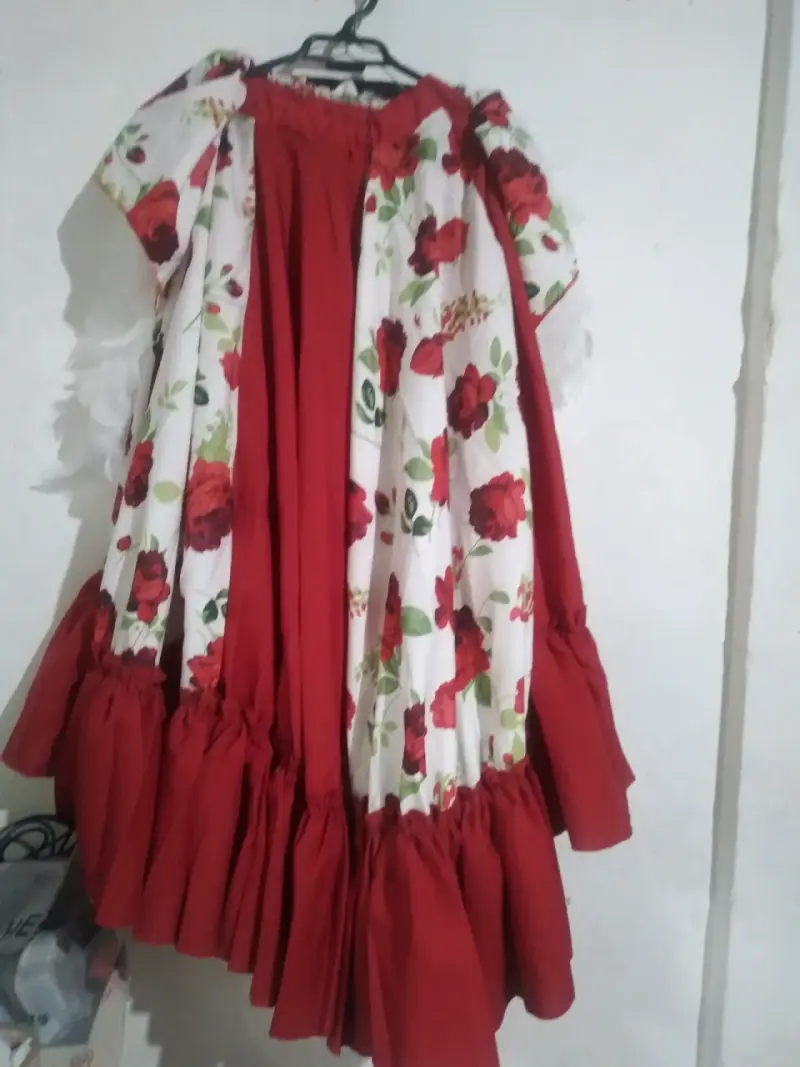 Vestido tradicional rojo con estampado floral - 2