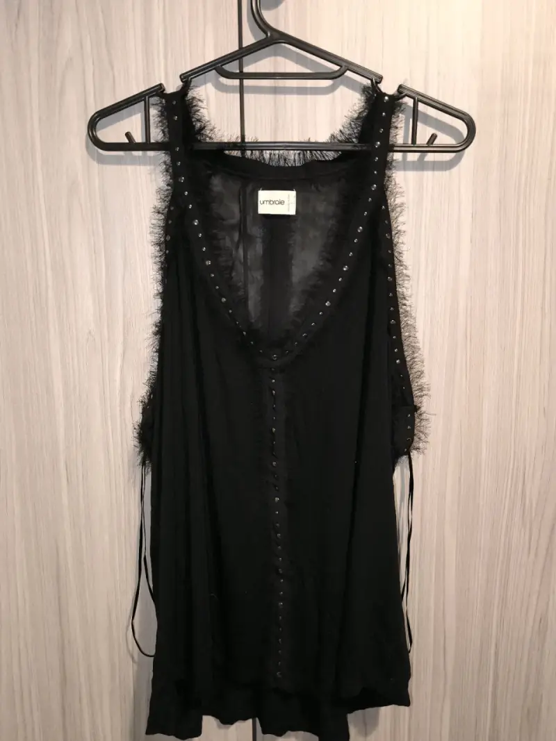 Blusa negra con detalles de encaje Umbrale