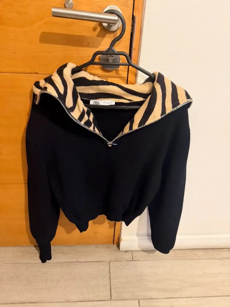 Polerón negro con cuello animal print Zara - 1