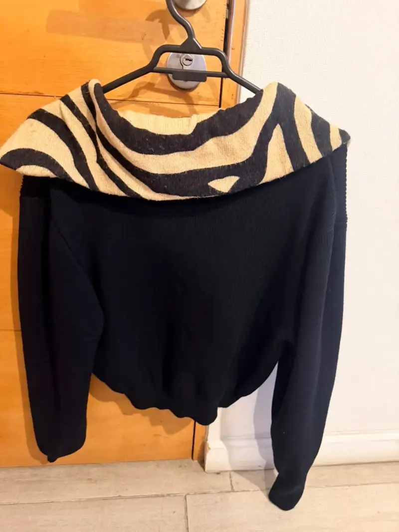 Polerón negro con cuello animal print Zara - 2