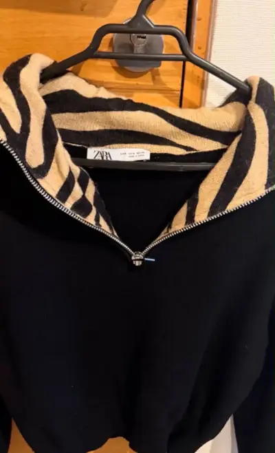 Polerón negro con cuello animal print Zara - miniatura 3