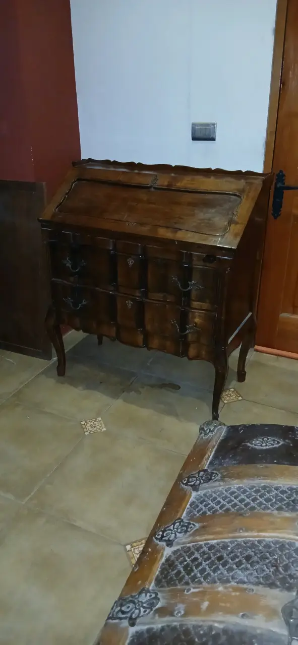 Escritorio antiguo de madera con cajones