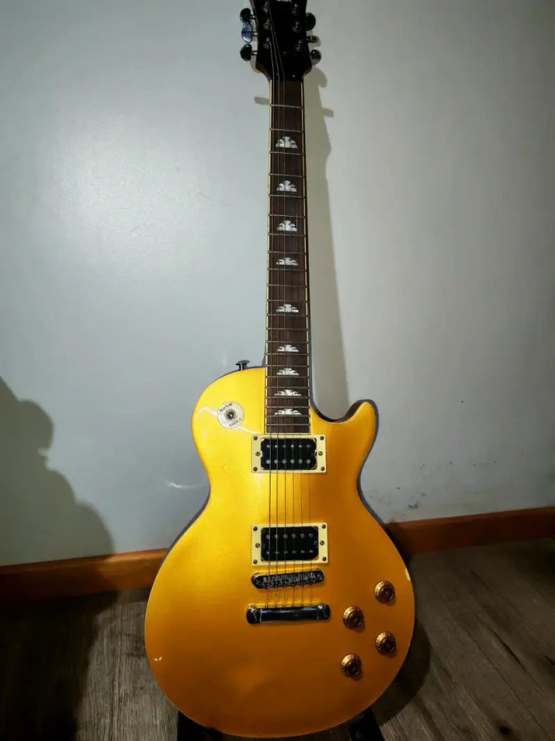 Guitarra eléctrica dorada tipo Les Paul - 1