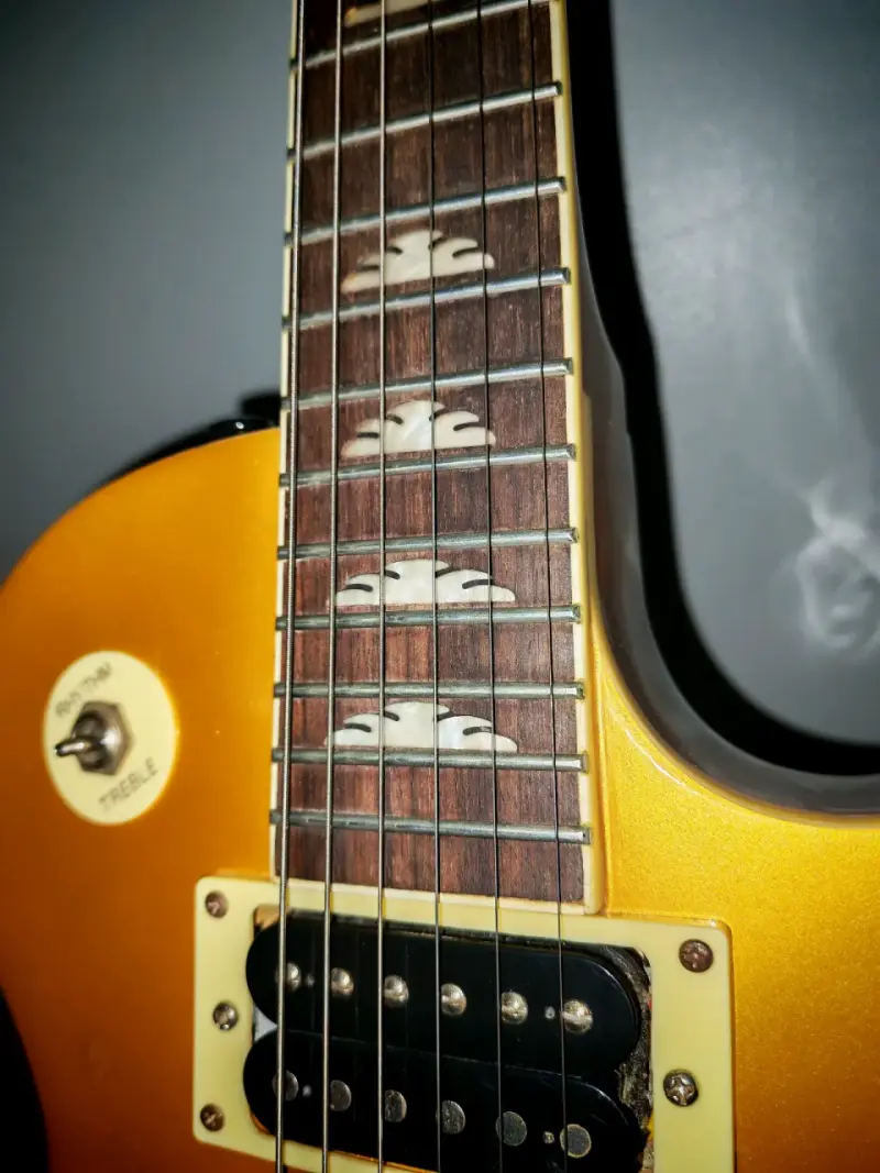 Guitarra eléctrica dorada tipo Les Paul - 2