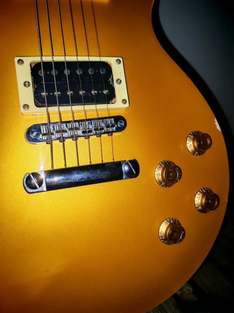 Guitarra eléctrica dorada tipo Les Paul - 3