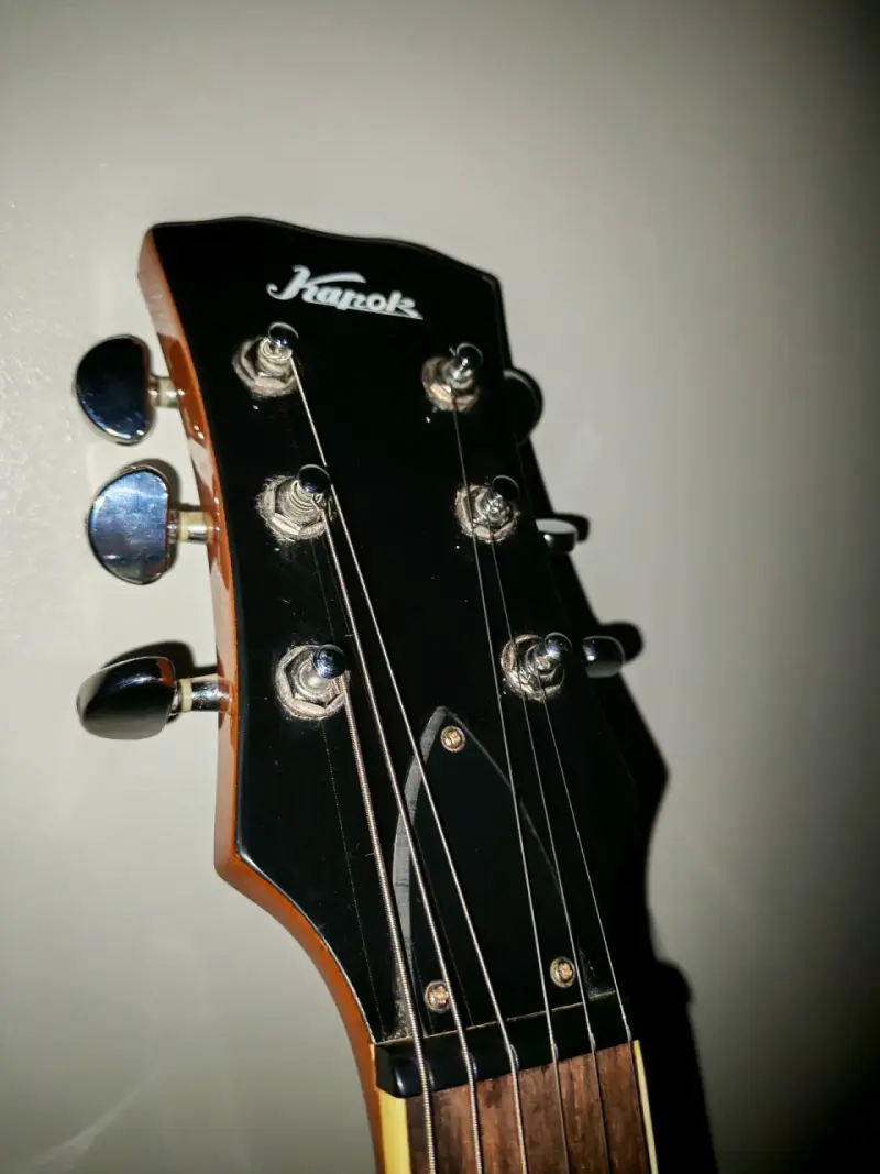 Guitarra eléctrica dorada tipo Les Paul - 4
