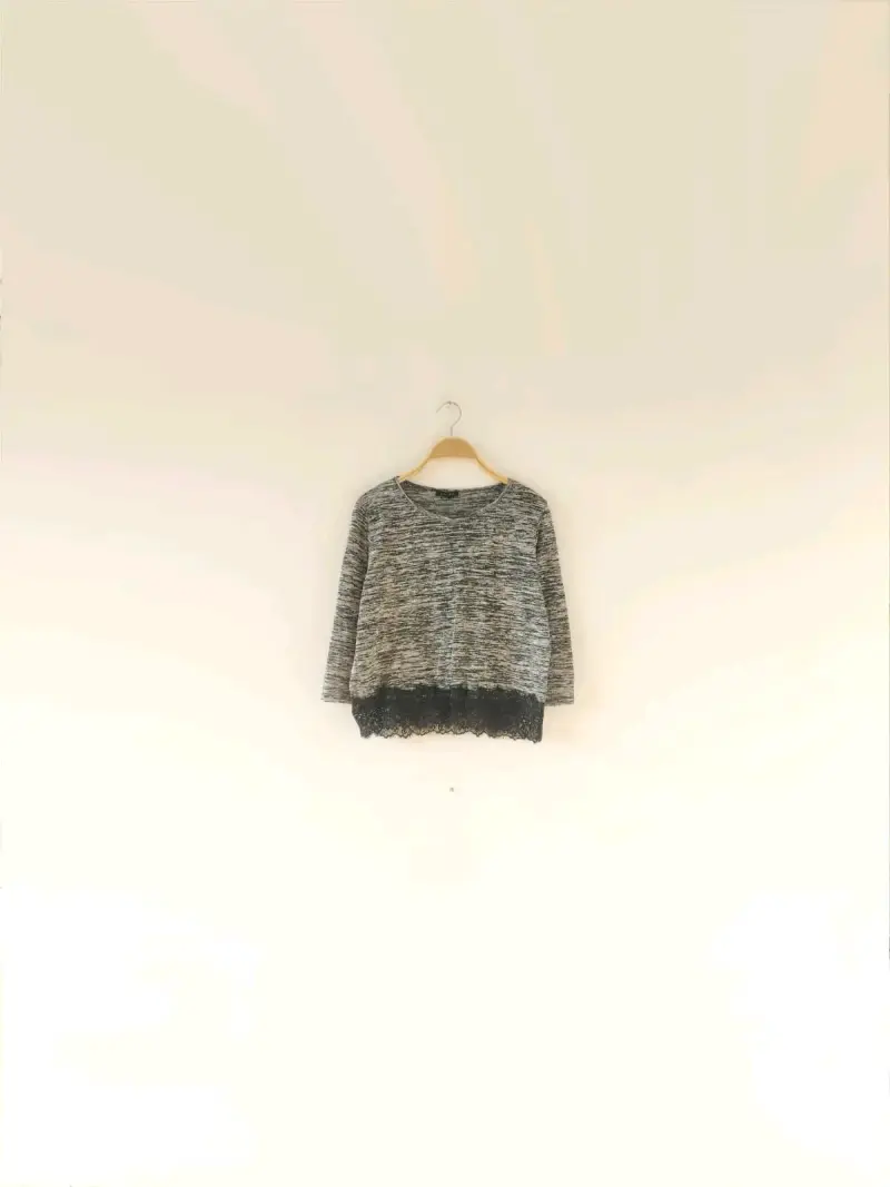 Suéter gris con encaje - 2