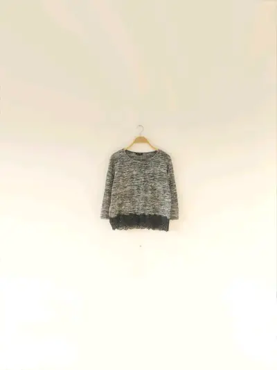 Suéter gris con encaje - miniatura 2