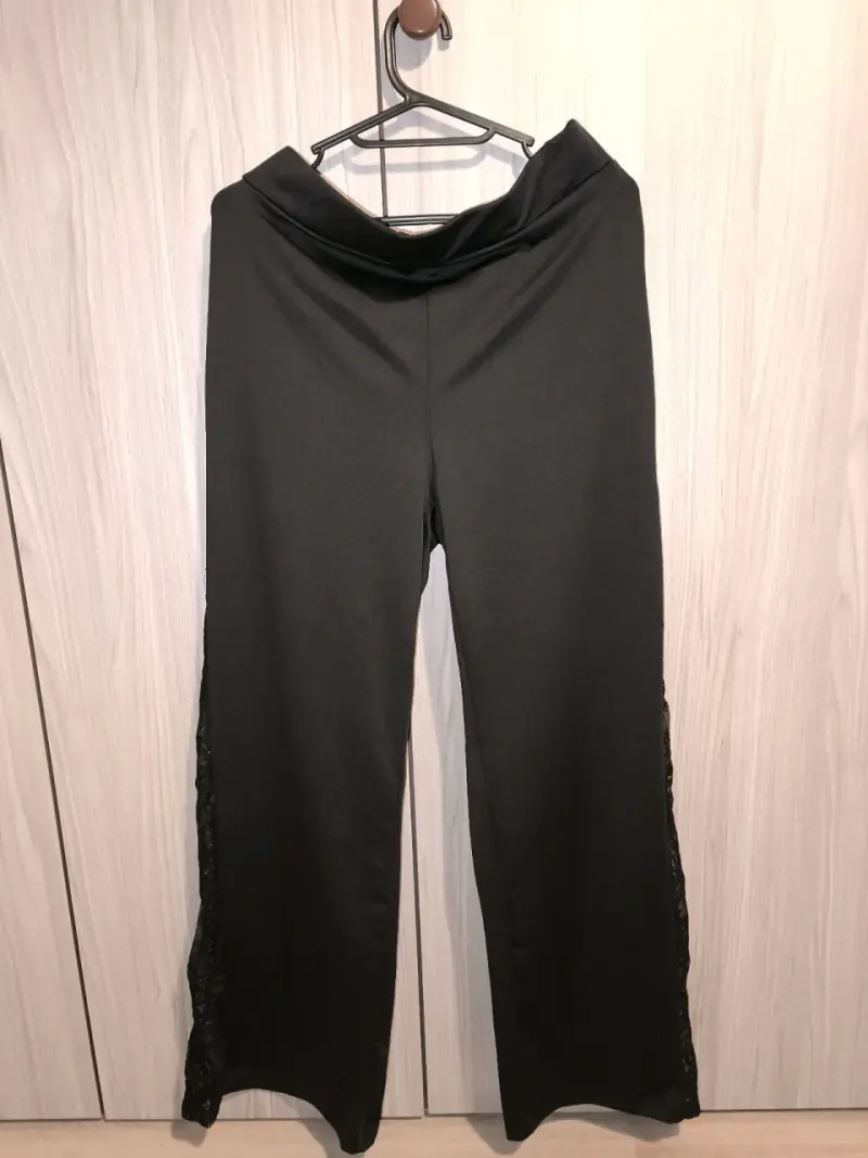 Pantalones negros con encaje lateral para mujer