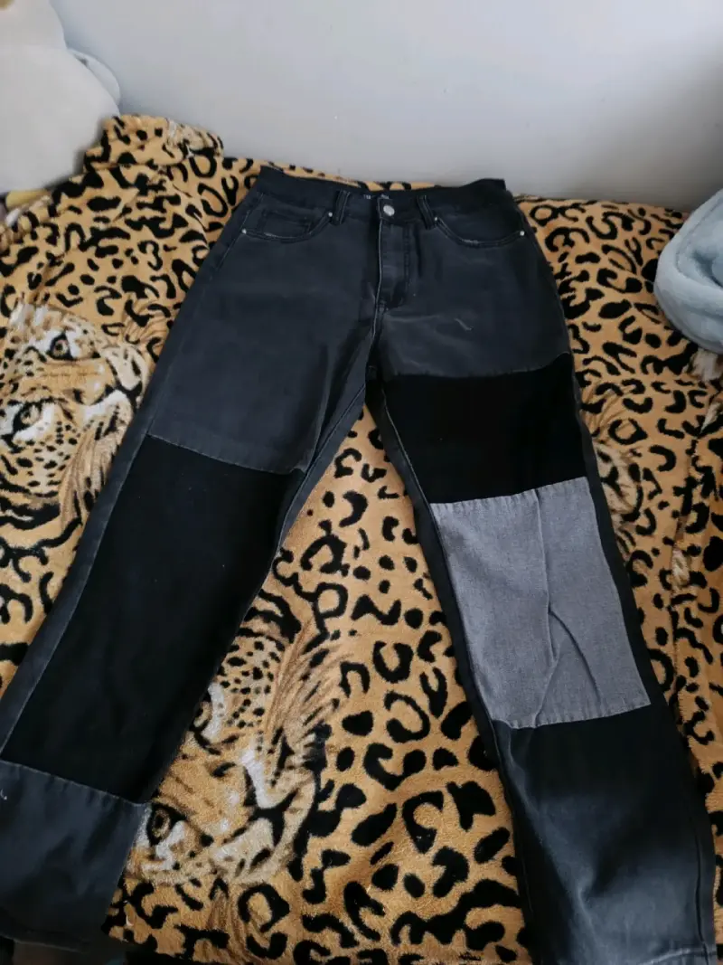 Jeans de mujer con diseño patchwork en negro - 1