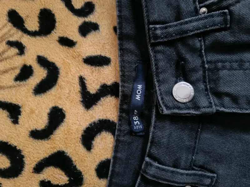 Jeans de mujer con diseño patchwork en negro - 2