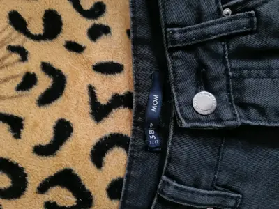 Jeans de mujer con diseño patchwork en negro - miniatura 2