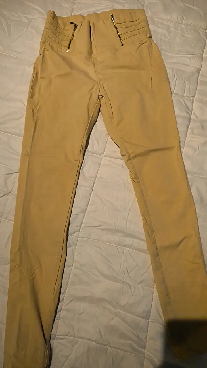 Pantalones strech beige con cierre dorado