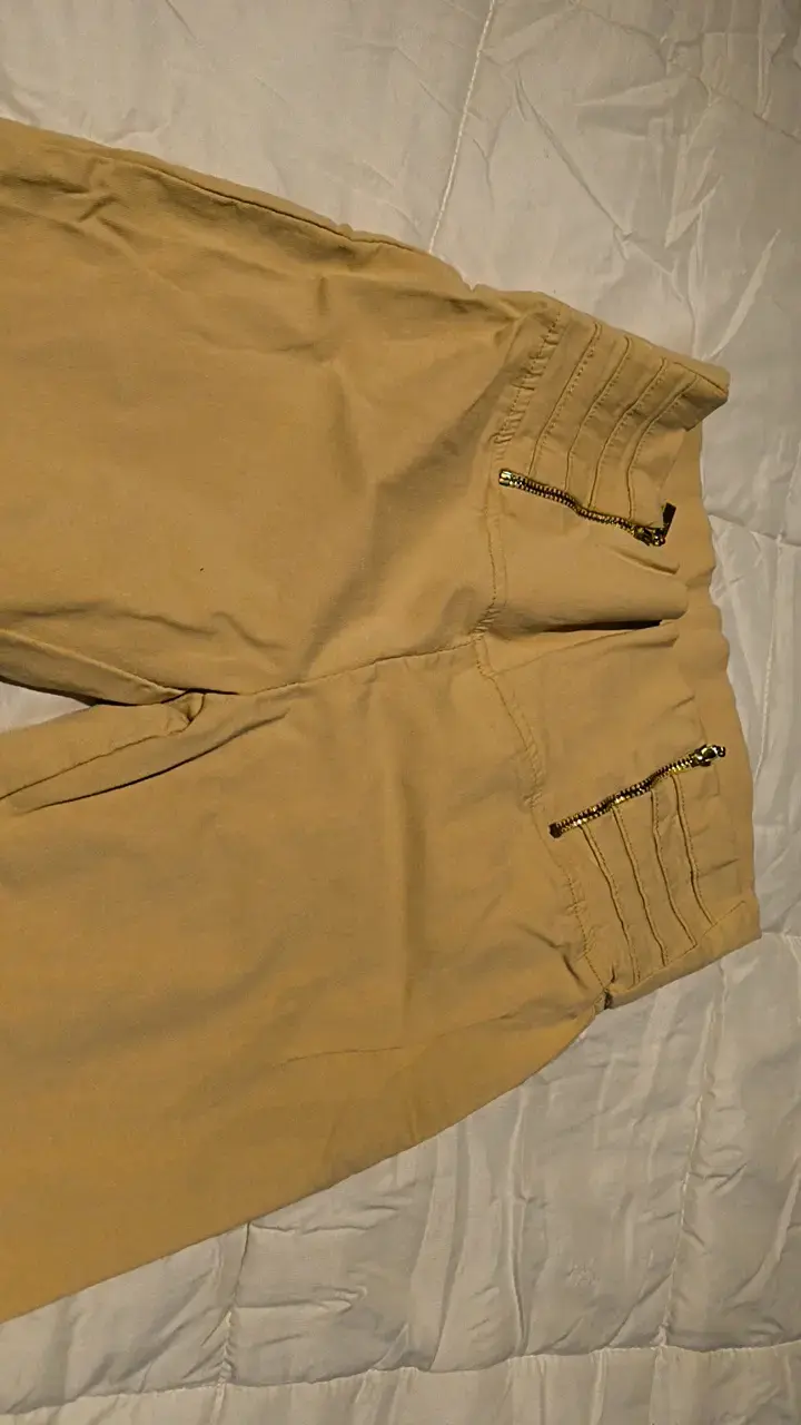 Pantalones strech beige con cierre dorado - 2
