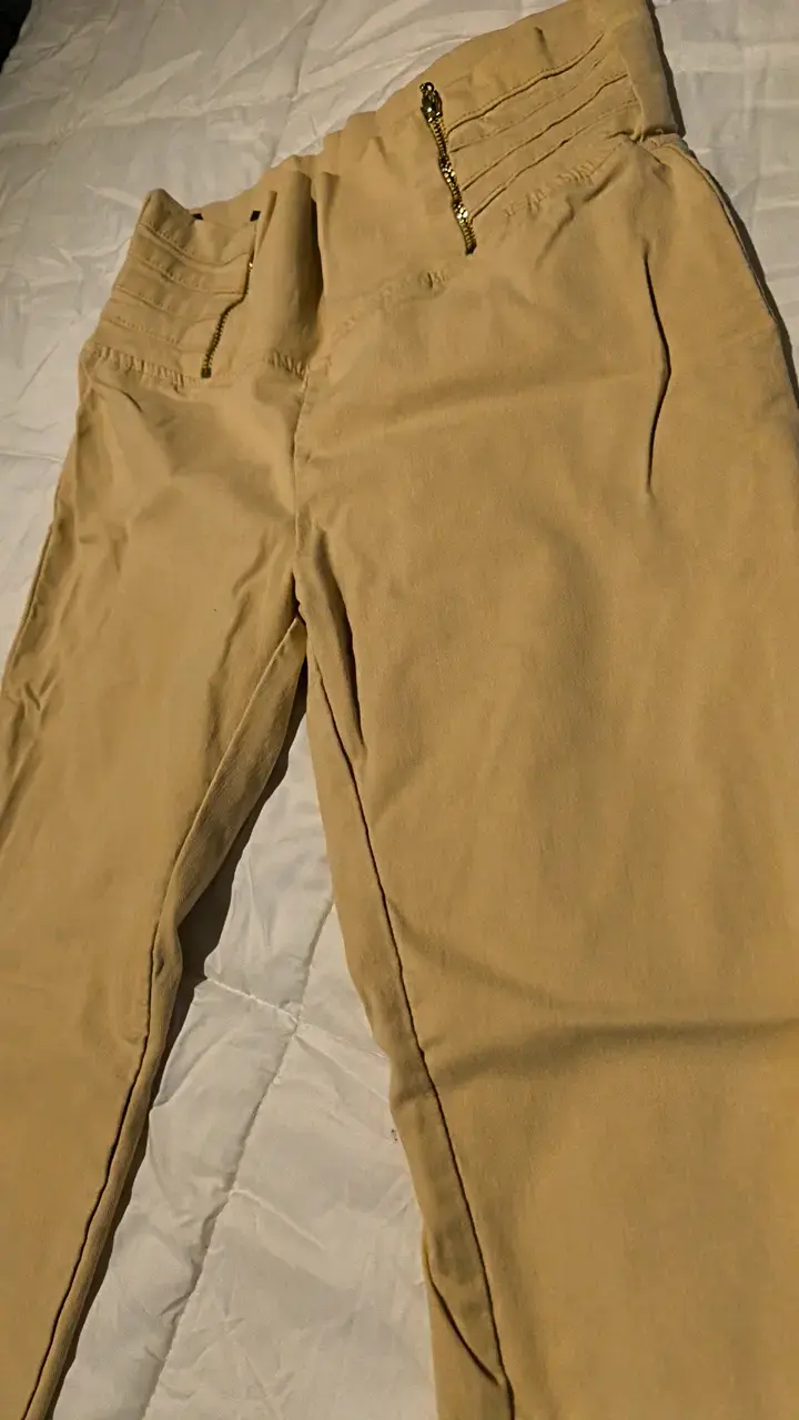 Pantalones strech beige con cierre dorado - 3