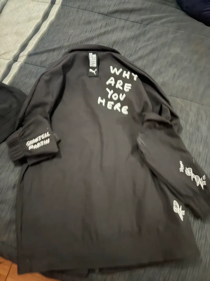 Chaqueta negra Puma x Shantell Martin con diseño gráfico - 1