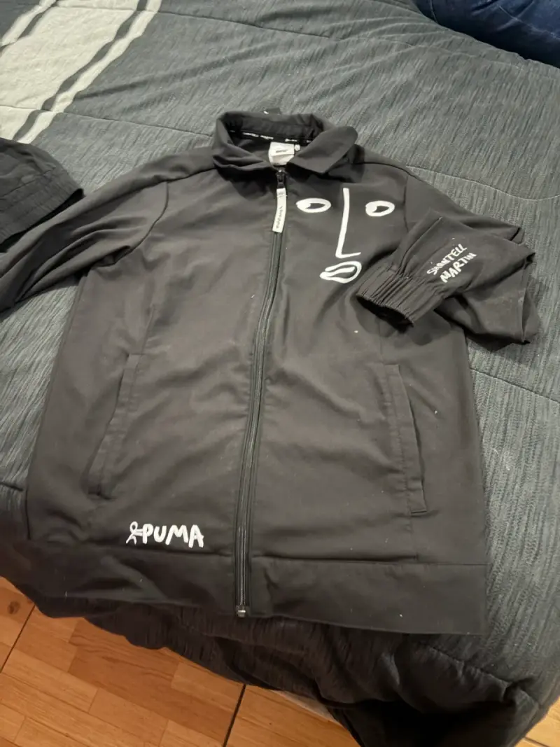 Chaqueta negra Puma x Shantell Martin con diseño gráfico - 3