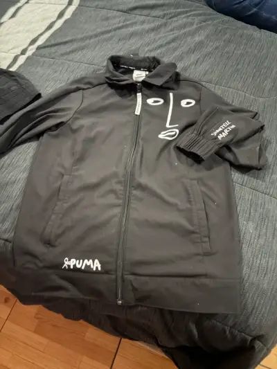 Chaqueta negra Puma x Shantell Martin con diseño gráfico - miniatura 3
