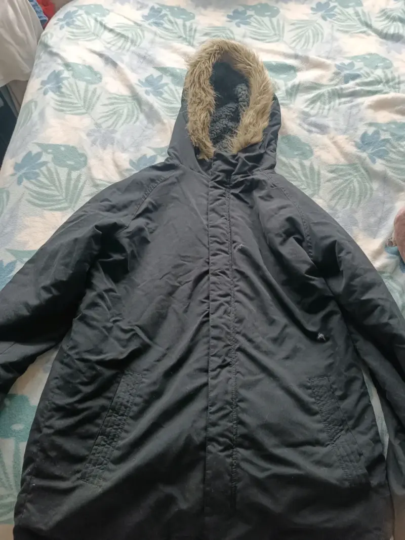 Parka negra con capucha - 1
