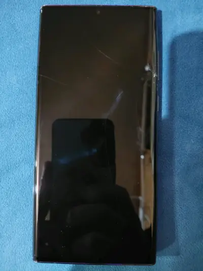 Samsung Galaxy S22 Ultra con detalle en pantalla - miniatura 1