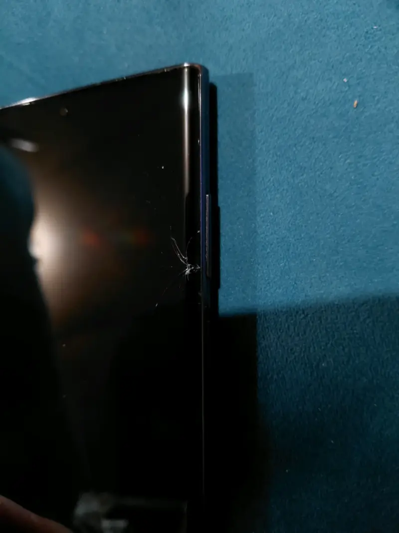 Samsung Galaxy S22 Ultra con detalle en pantalla - 2