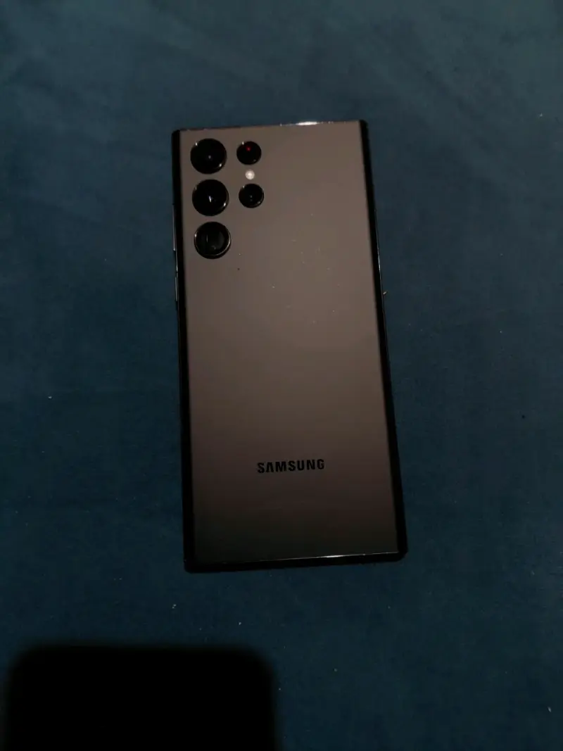 Samsung Galaxy S22 Ultra con detalle en pantalla - 3
