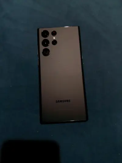 Samsung Galaxy S22 Ultra con detalle en pantalla - miniatura 3