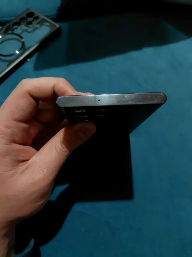 Samsung Galaxy S22 Ultra con detalle en pantalla - 4
