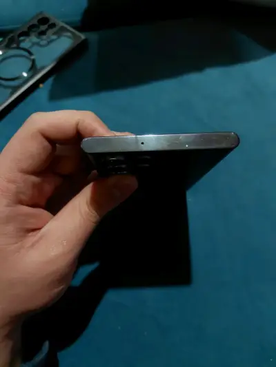 Samsung Galaxy S22 Ultra con detalle en pantalla - miniatura 4