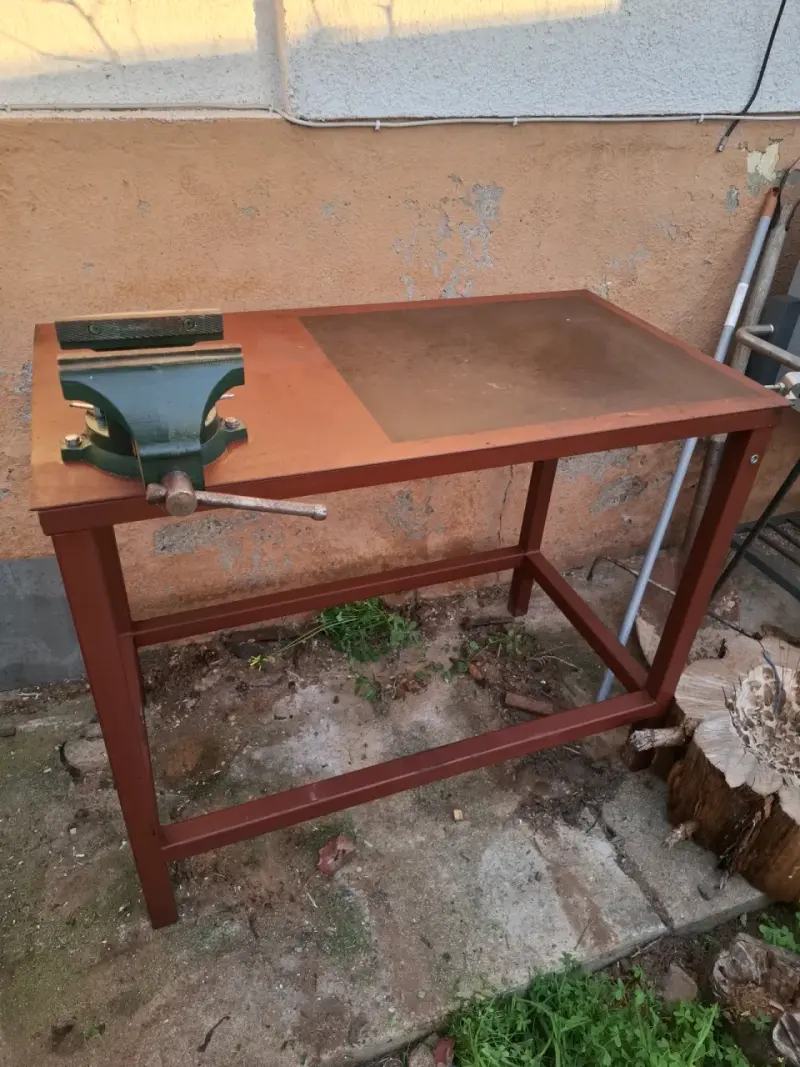 Mesa de trabajo metálica con tornillo de banco - 1