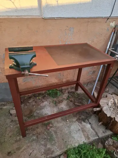 Mesa de trabajo metálica con tornillo de banco - miniatura 1