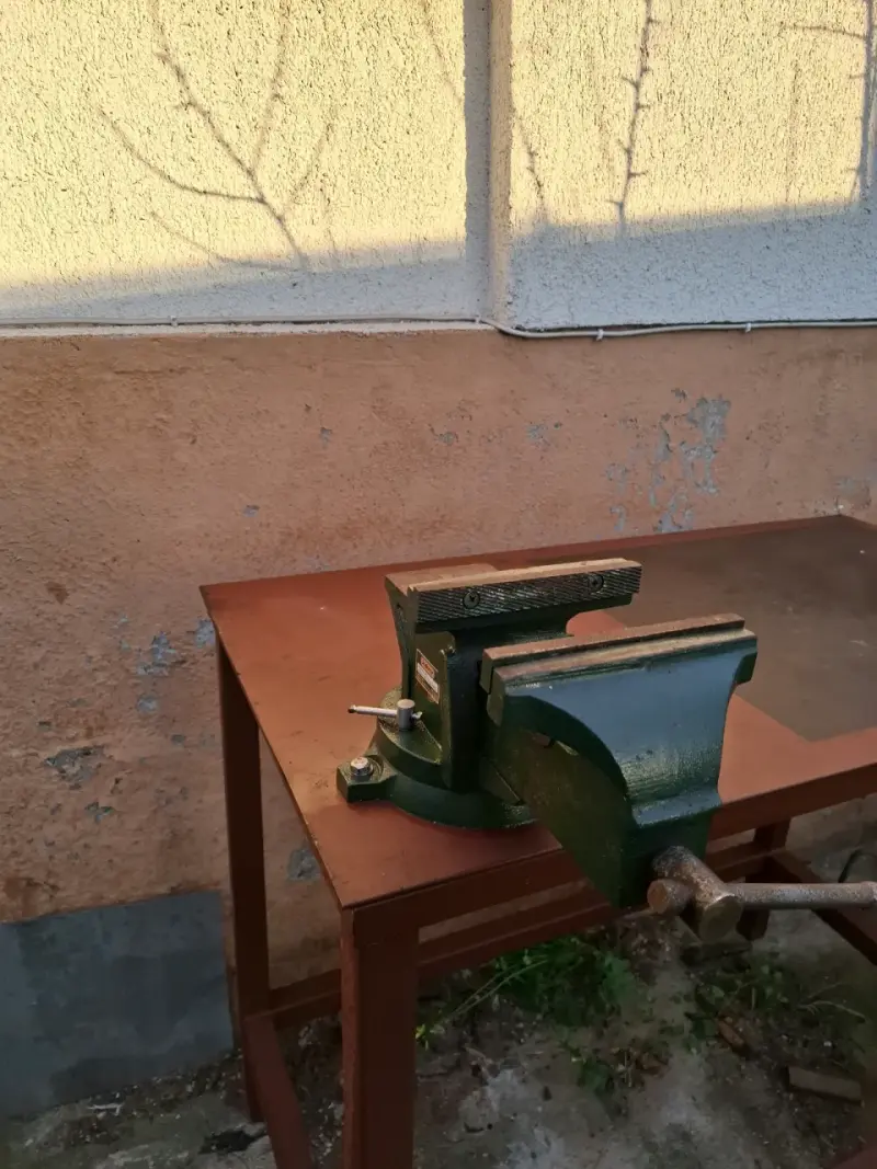 Mesa de trabajo metálica con tornillo de banco - 2