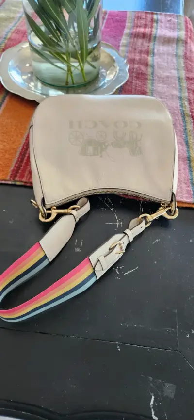 Cartera Coach de cuero beige con correa arcoíris - miniatura 2