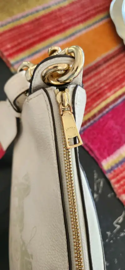 Cartera Coach de cuero beige con correa arcoíris - miniatura 4