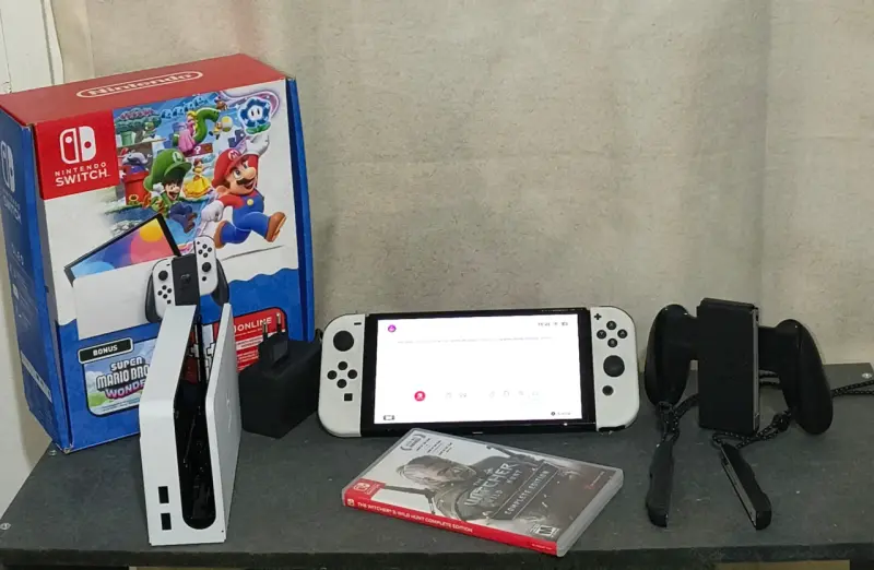 Consola Nintendo Switch OLED con juego The Witcher 3