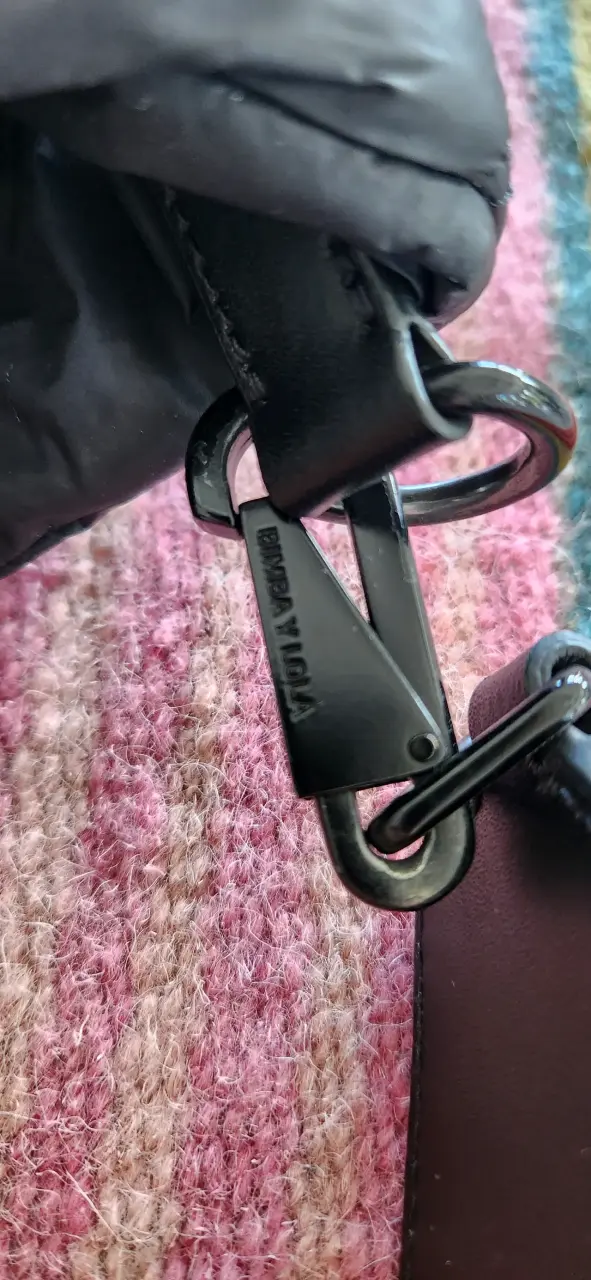 Bolso acolchado negro Bimba y Lola con correa amarilla - 1