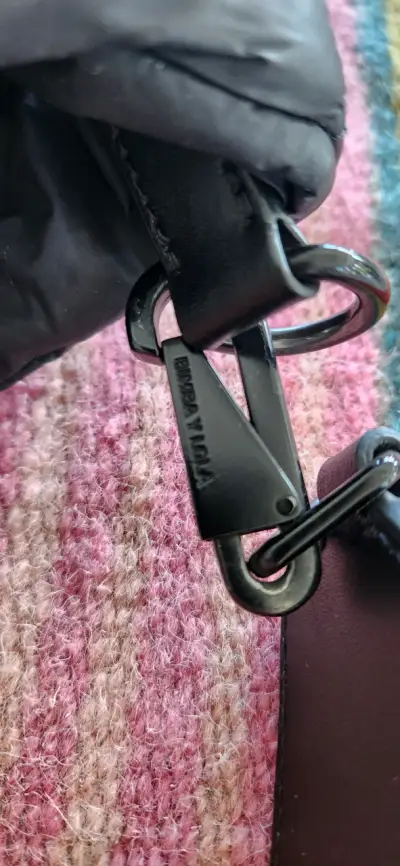 Bolso acolchado negro Bimba y Lola con correa amarilla - miniatura 1