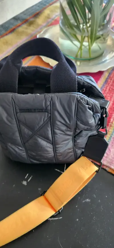 Bolso acolchado negro Bimba y Lola con correa amarilla - miniatura 3