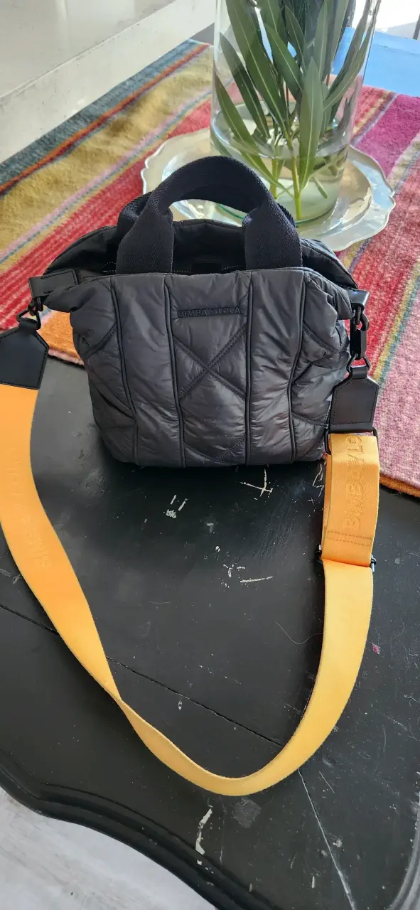 Bolso acolchado negro Bimba y Lola con correa amarilla - 4