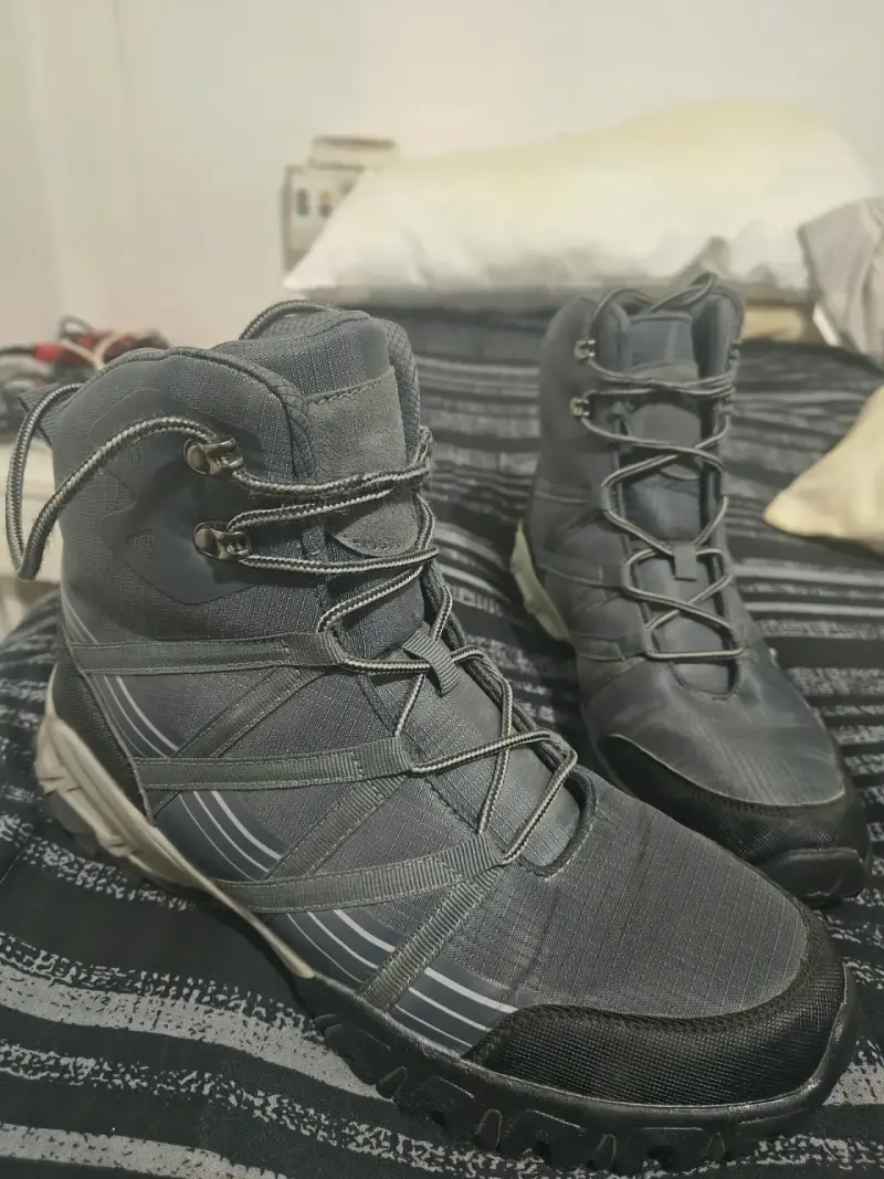 Botas de montaña impermeables gris oscuro
