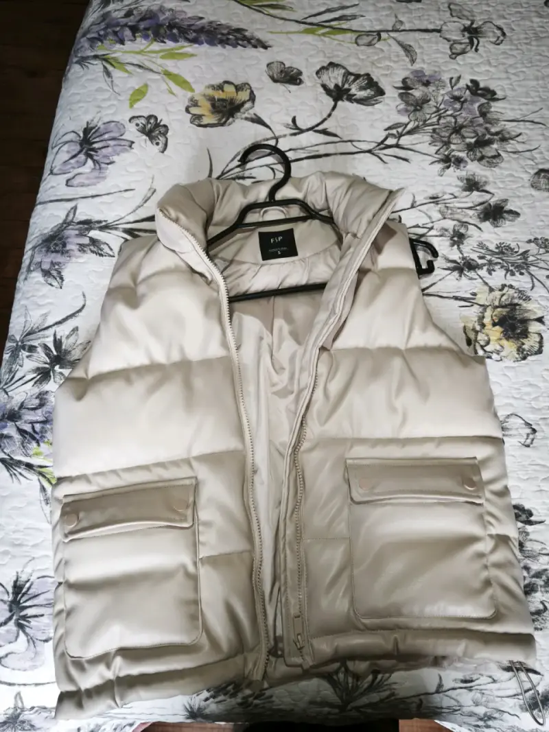 Chaqueta acolchada beige sin mangas FSP