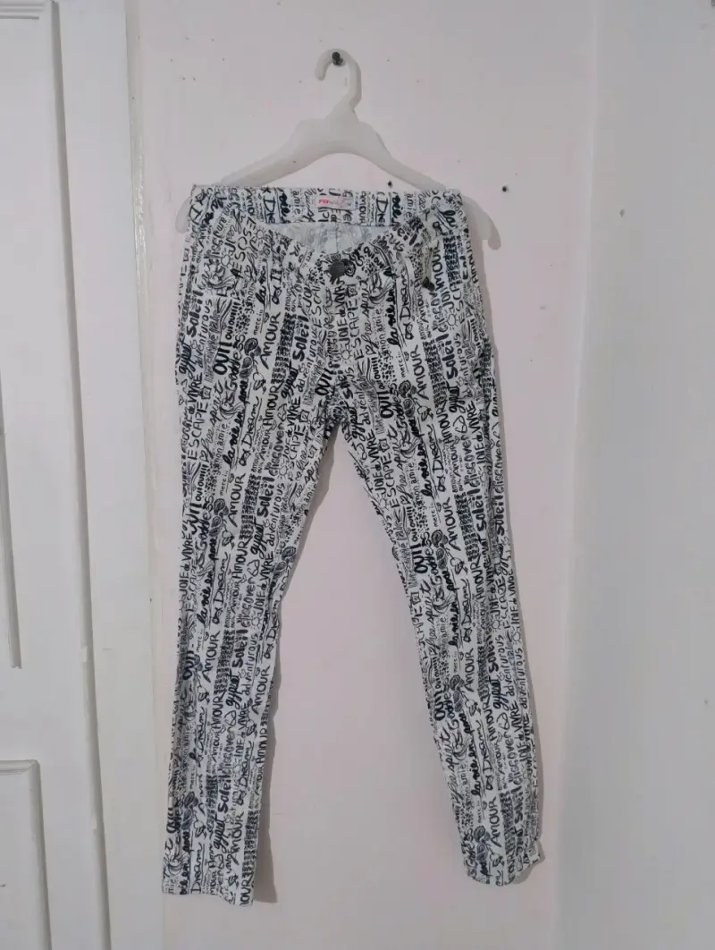 Pantalones estampados blancos y negros para mujer