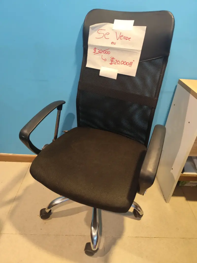 Silla de Oficina Ergonómica Negra con Ruedas - 1