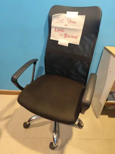 Silla de Oficina Ergonómica Negra con Ruedas - miniatura 1