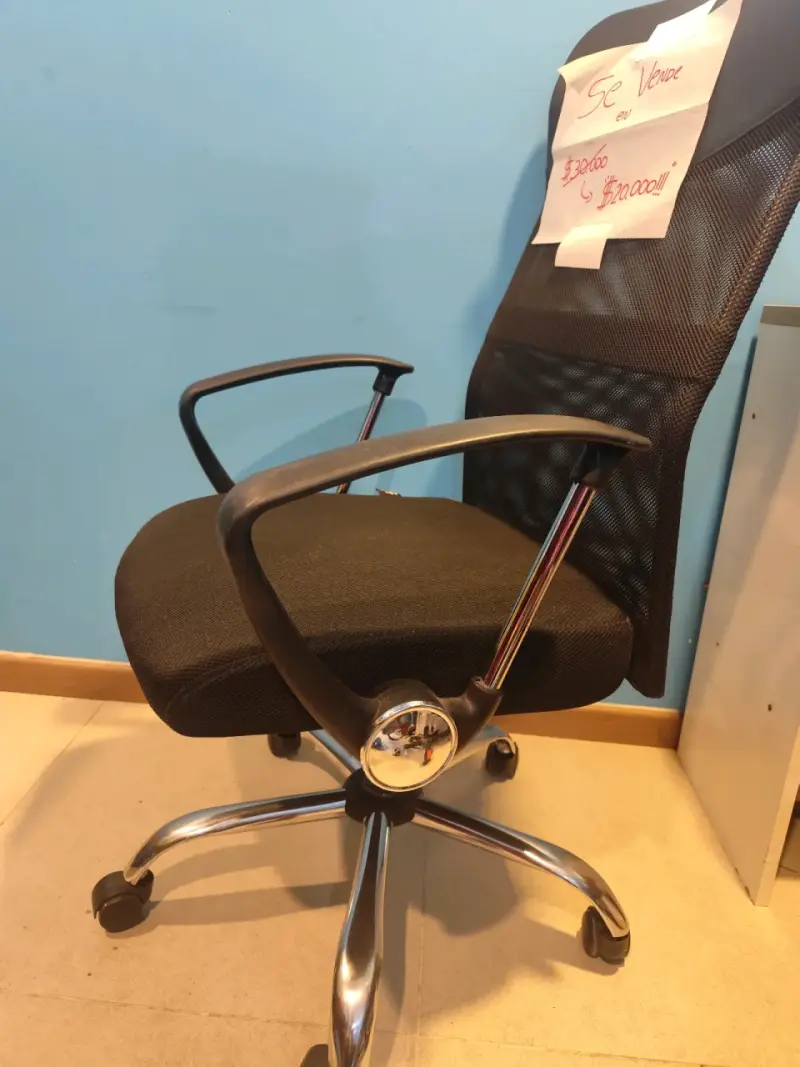 Silla de Oficina Ergonómica Negra con Ruedas - 3