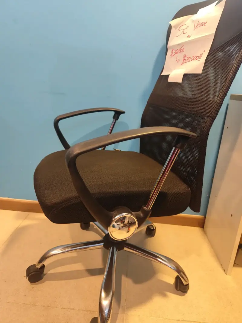 Silla de Oficina Ergonómica Negra con Ruedas - 4