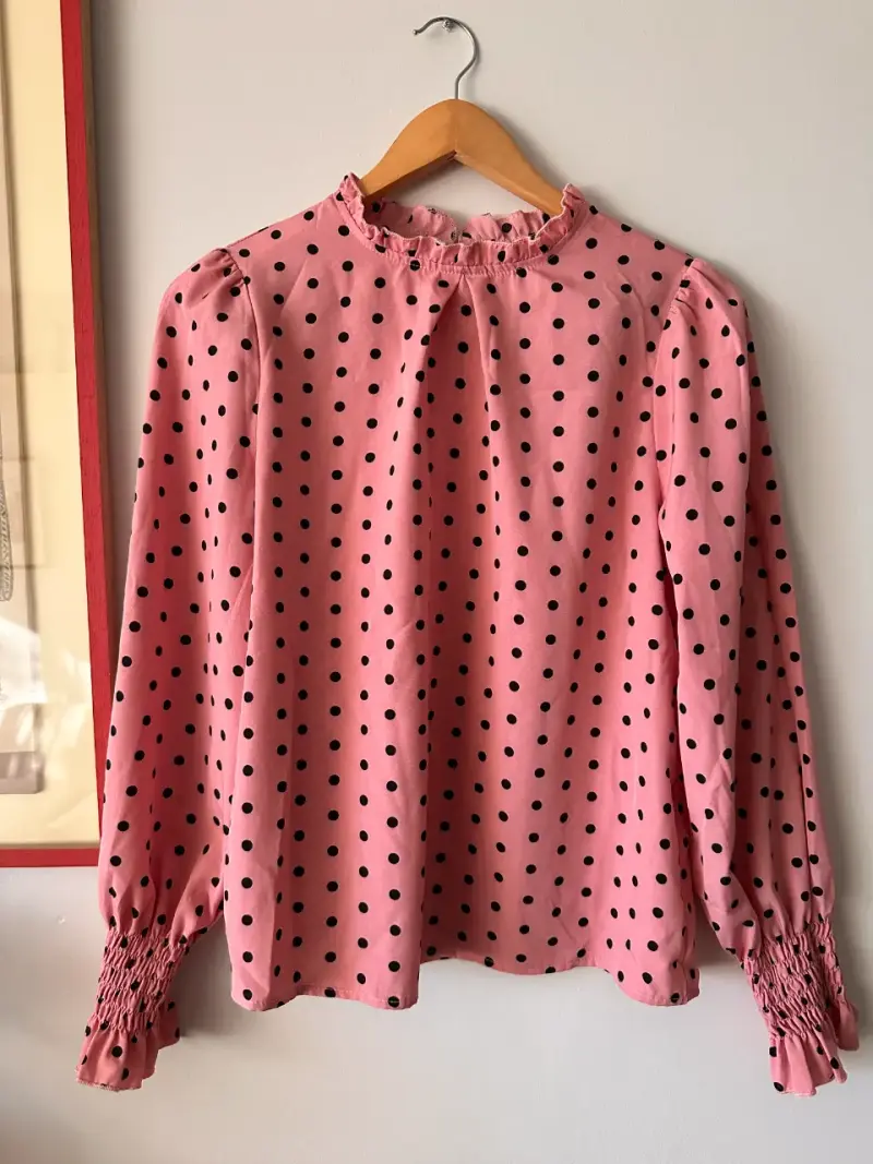 Blusa rosa con lunares negros y mangas abullonadas - 1