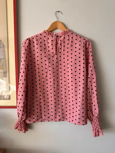 Blusa rosa con lunares negros y mangas abullonadas - miniatura 2